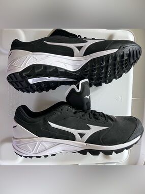 Mizuno Black and White Athletic Turf NWOT never worn